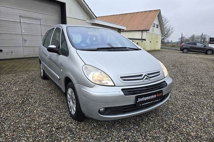Sølv Citroën Xsara Picasso fra 2006 set udefra