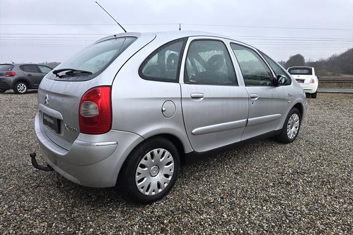 Sølv Citroën Xsara Picasso fra 2006 set udefra