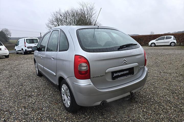 Sølv Citroën Xsara Picasso fra 2006 set udefra