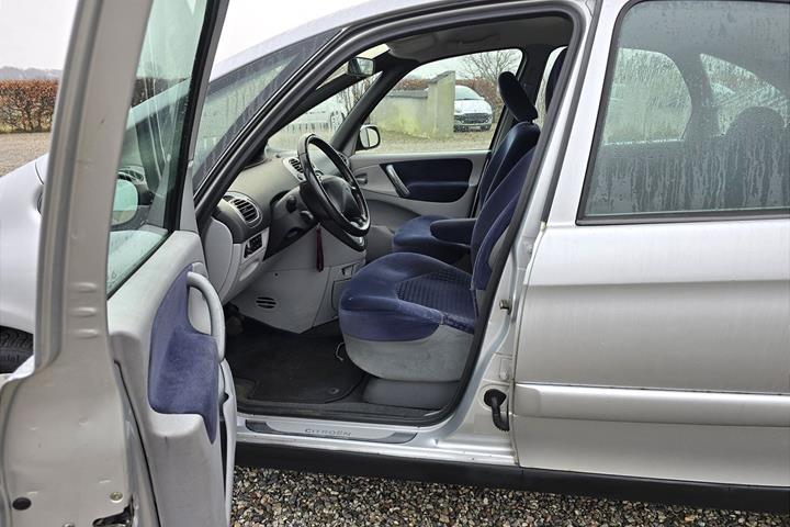 Sølv Citroën Xsara Picasso fra 2006 set indefra