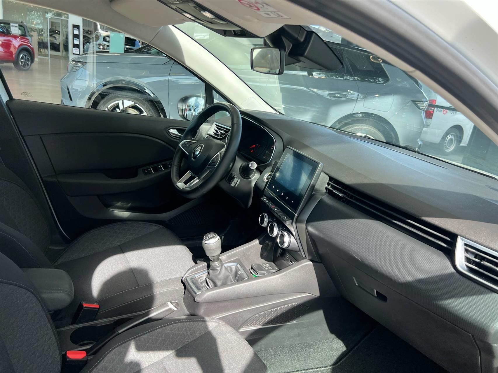 Hvid Renault Clio fra 2021 set indefra