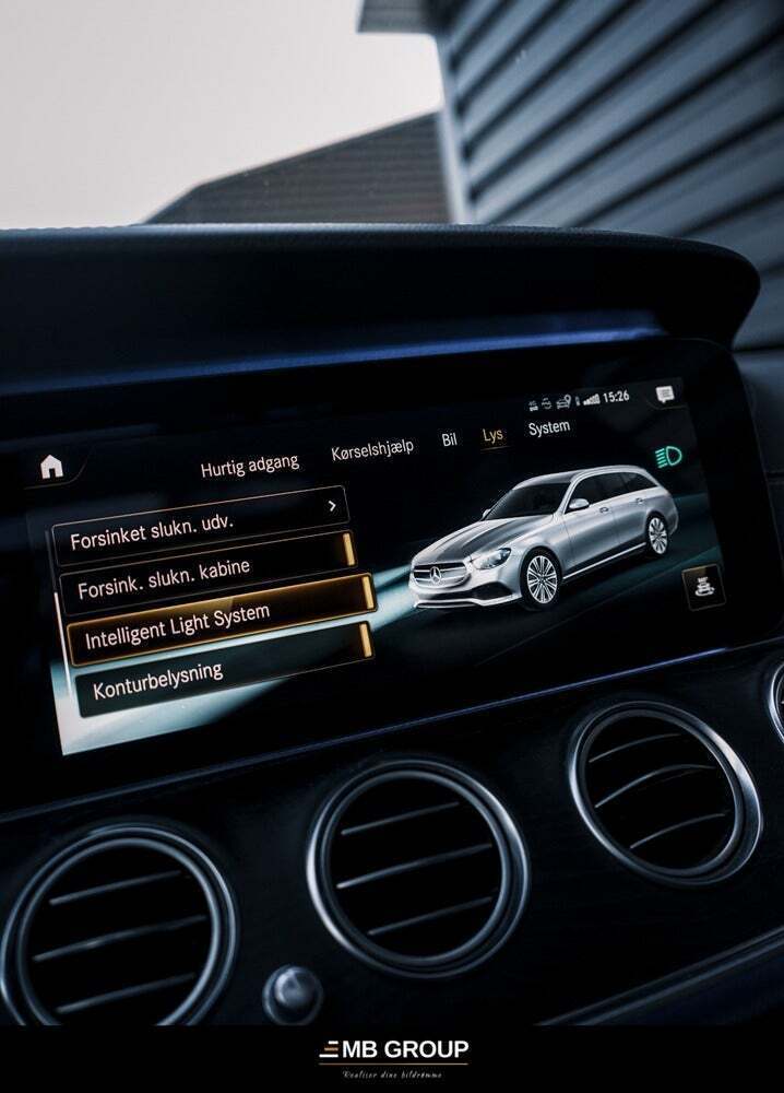 Blå Mercedes E220 d fra 2021