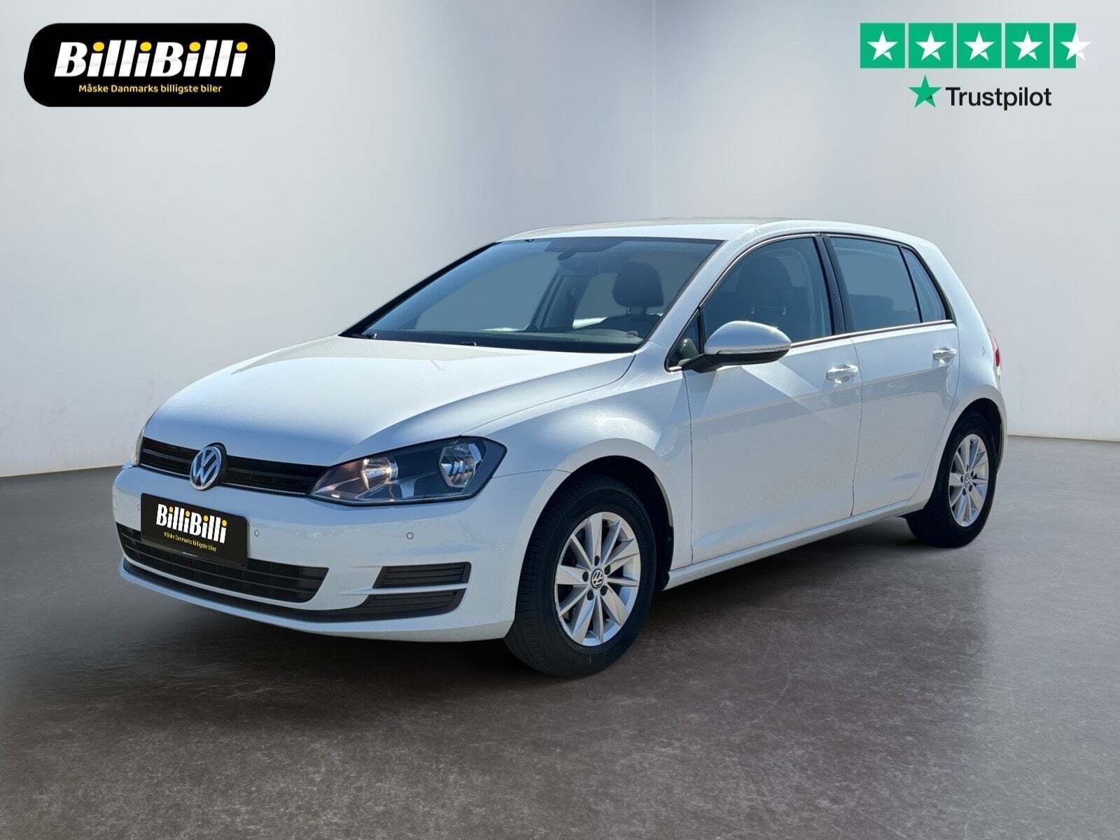 Hvid VW Golf VII fra 2014 set udefra