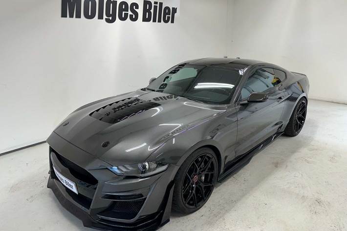 Gul Ford Mustang fra 2020 set udefra