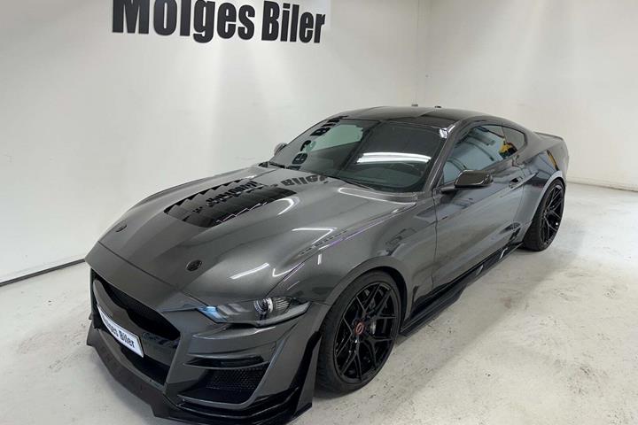 Gul Ford Mustang fra 2020 set udefra