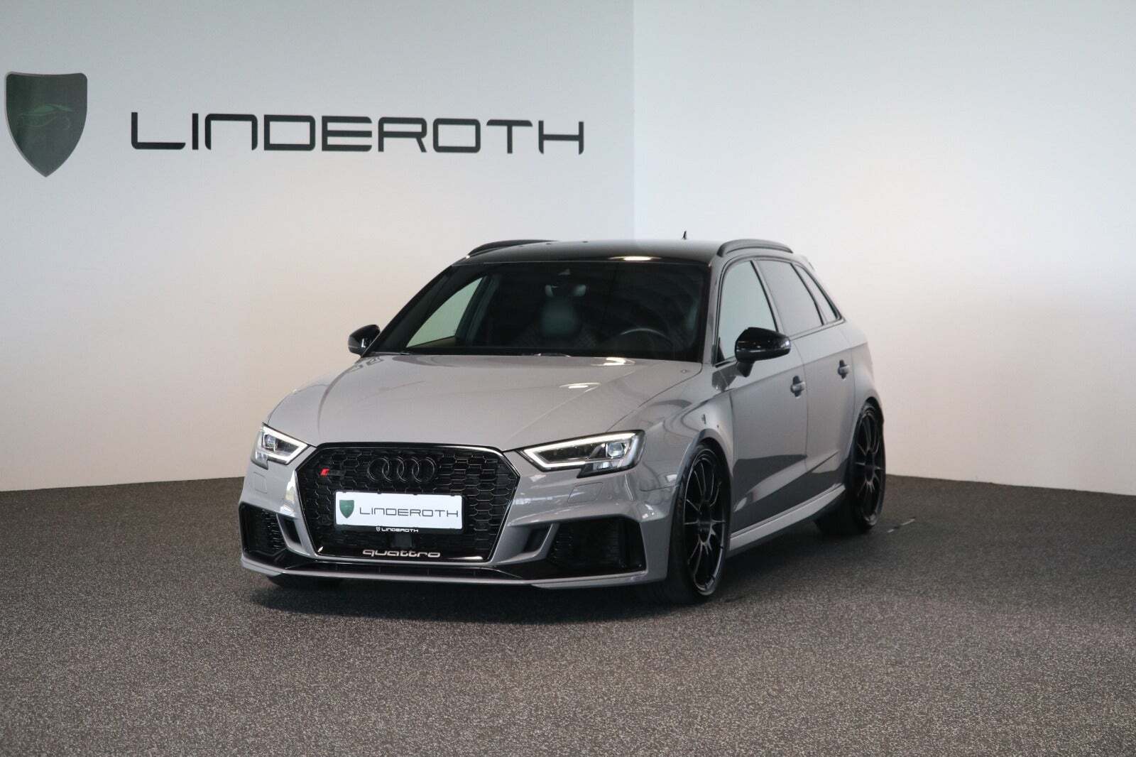 Grå Audi RS3 fra 2018 set udefra