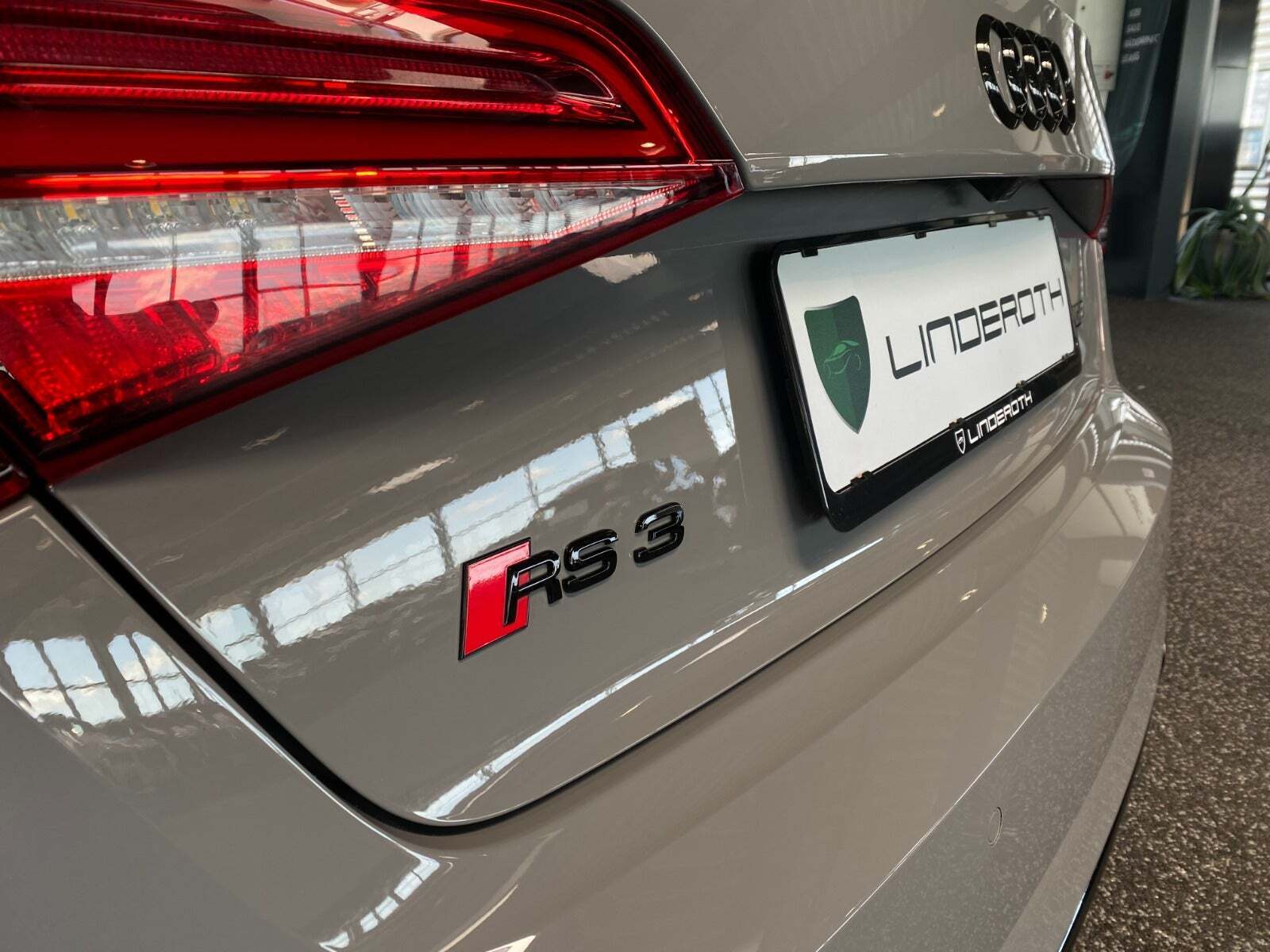 Grå Audi RS3 fra 2018 set udefra