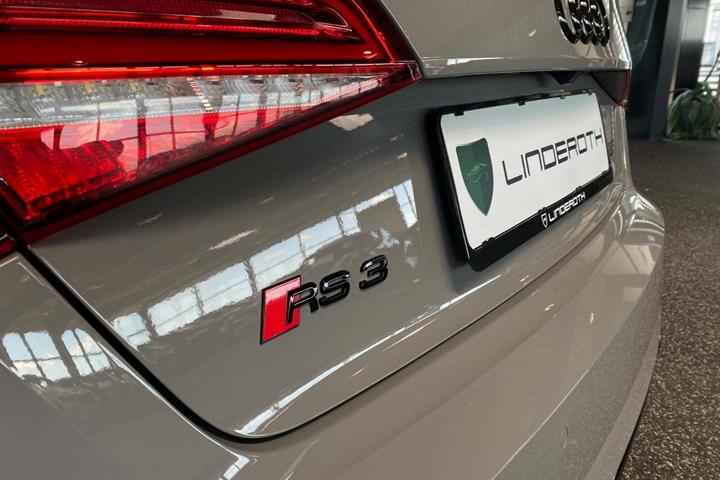 Grå Audi RS3 fra 2018 set udefra