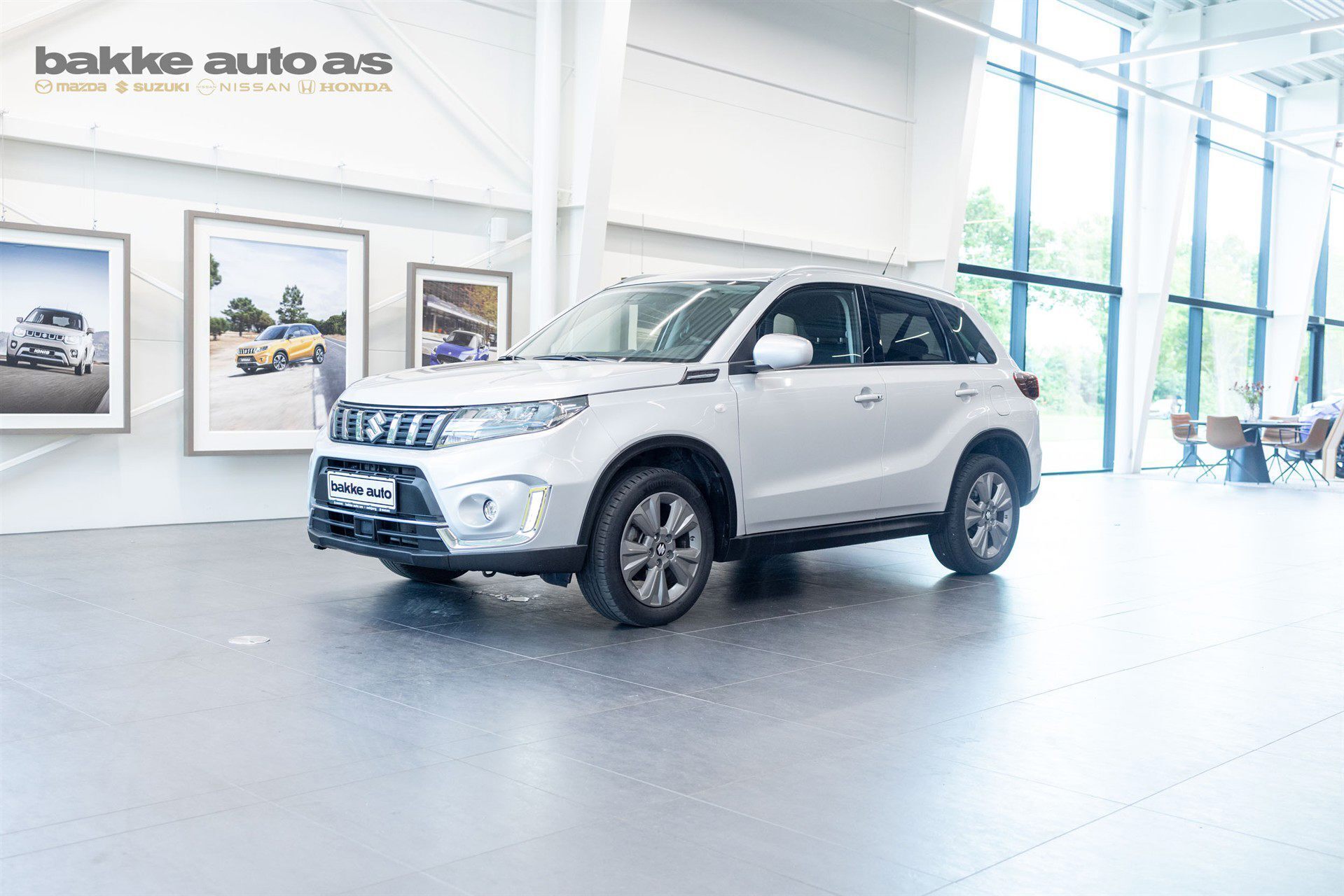 Sølv Suzuki Vitara fra 2022 set udefra