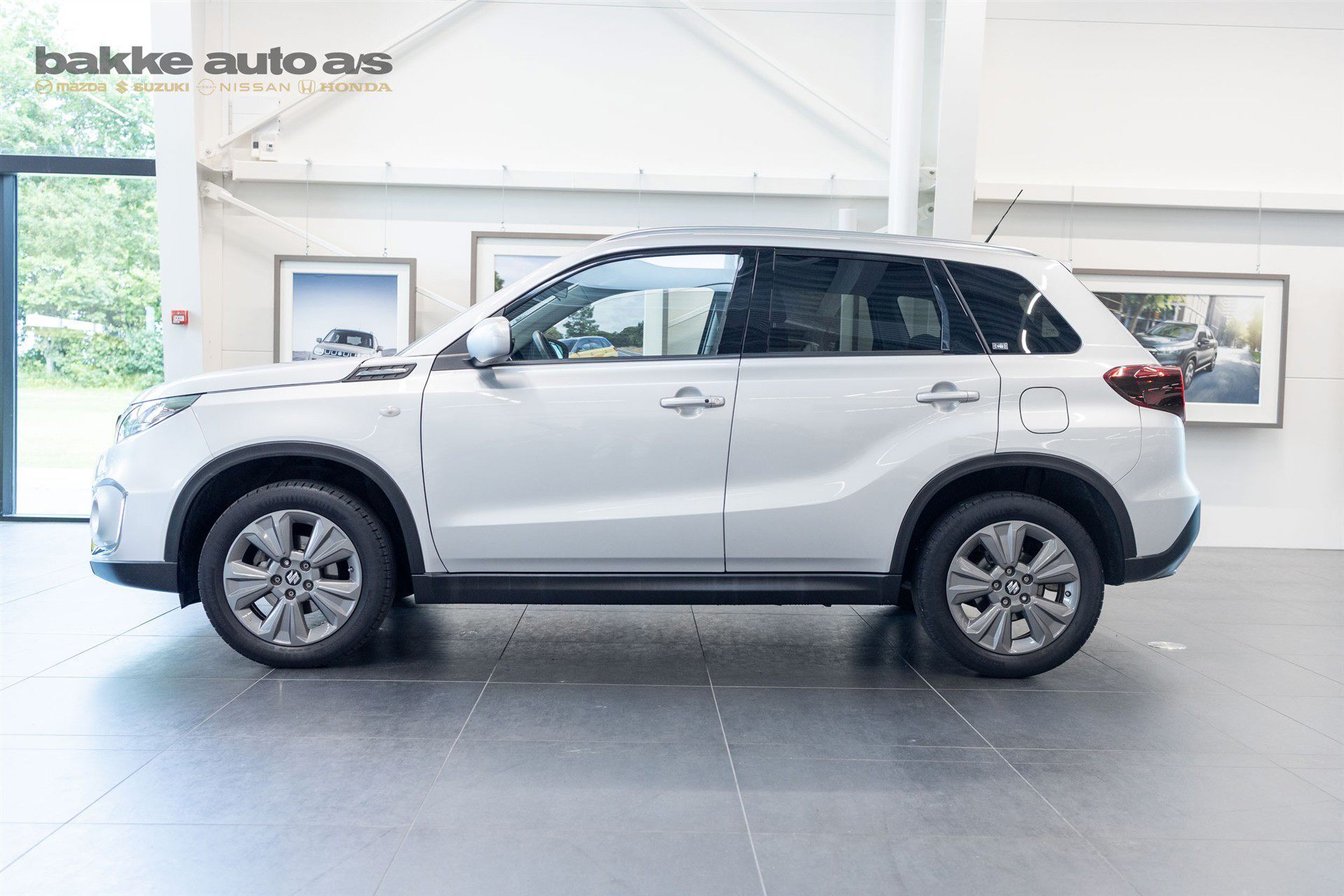 Sølv Suzuki Vitara fra 2022