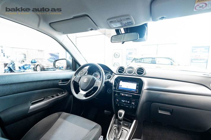 Sølv Suzuki Vitara fra 2022