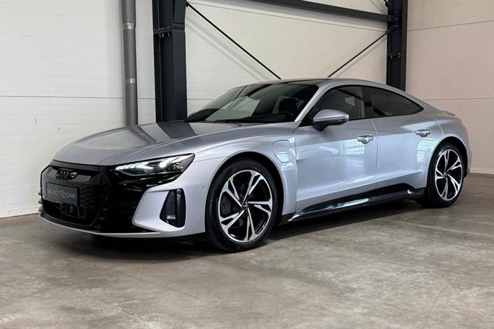 Sølv Audi e-tron GT fra 2022 set udefra