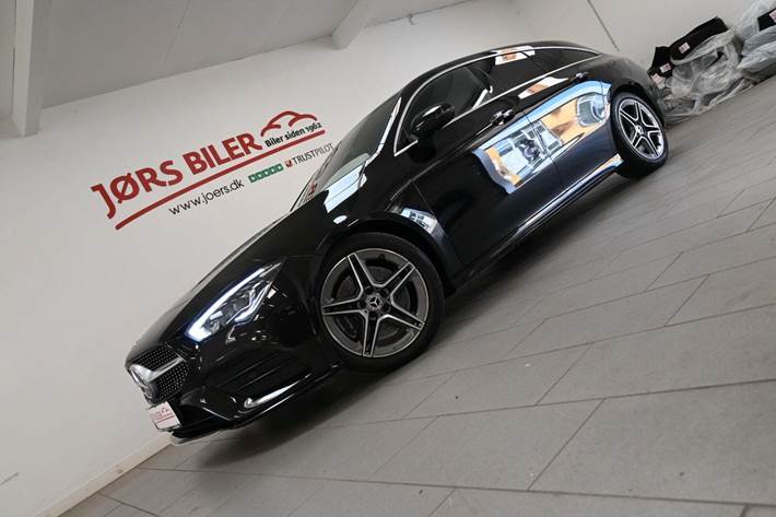 Sort Mercedes CLA250 fra 2020 set udefra