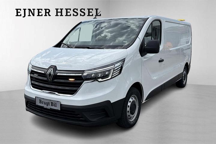 Hvid Renault Trafic fra 2025 set udefra