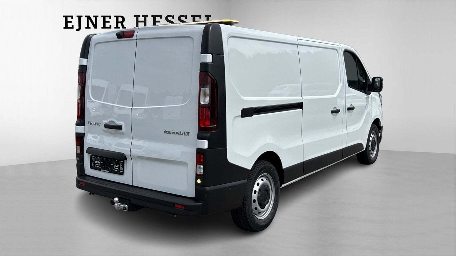 Hvid Renault Trafic fra 2025 set udefra