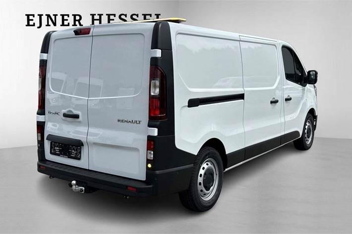 Hvid Renault Trafic fra 2025 set udefra
