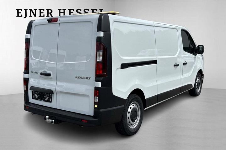 Hvid Renault Trafic fra 2025 set udefra