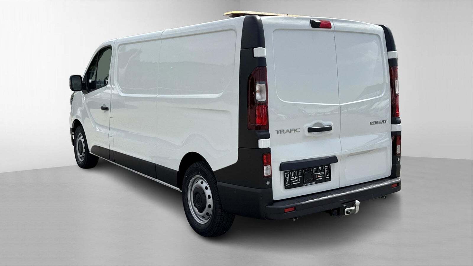 Hvid Renault Trafic fra 2025 set udefra