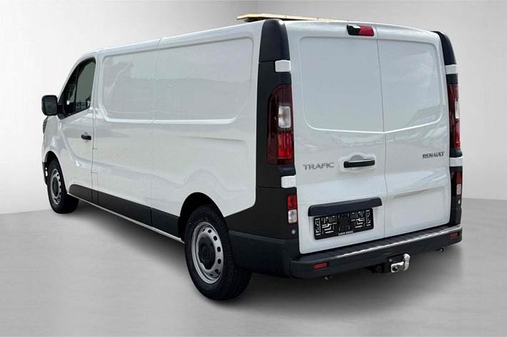 Hvid Renault Trafic fra 2025 set udefra