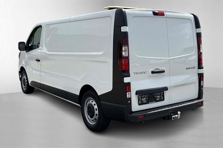 Hvid Renault Trafic fra 2025 set udefra