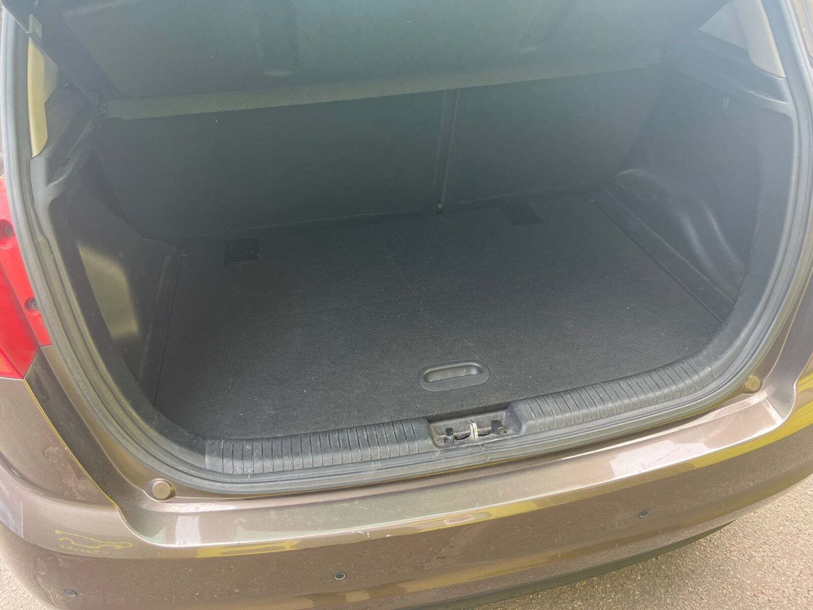 Grå Kia Venga fra 2013 set indefra