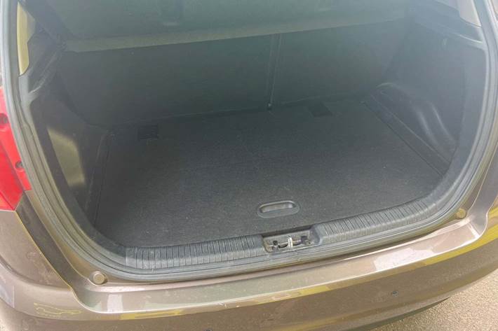 Grå Kia Venga fra 2013 set indefra