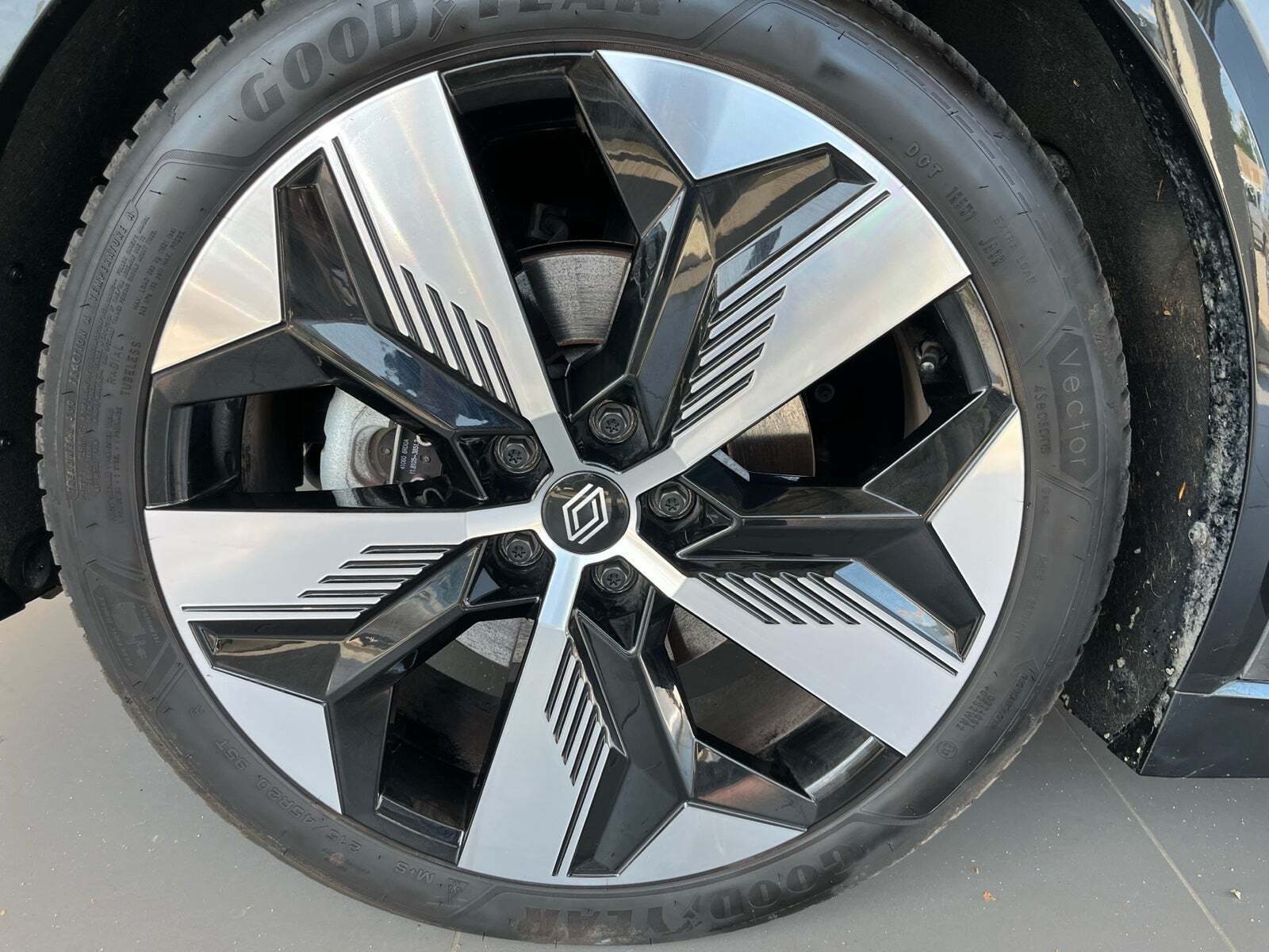 Sølv Renault Megane E-Tech fra 2023