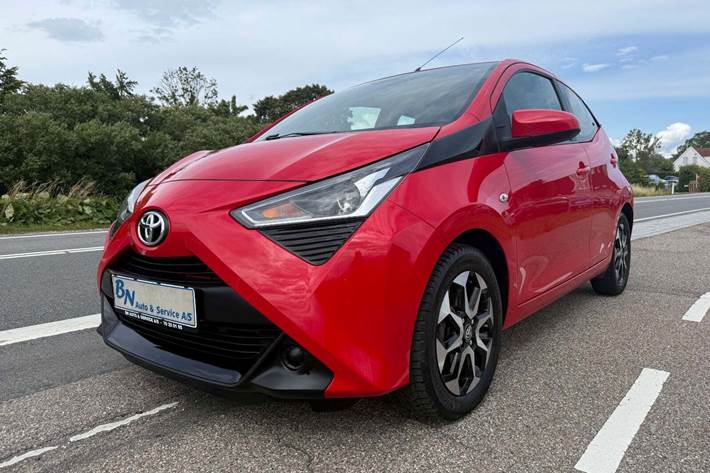Rød Toyota Aygo fra 2018 set udefra