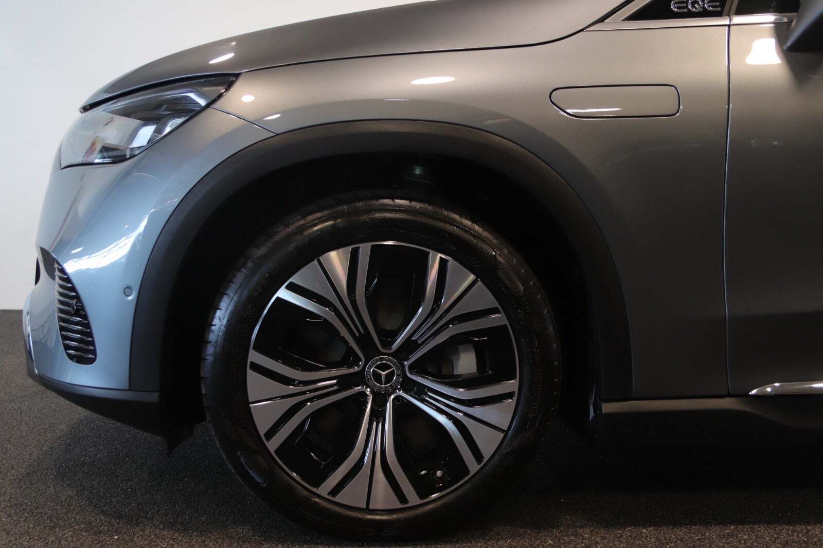 Mercedes EQE300 SUV Electric Art