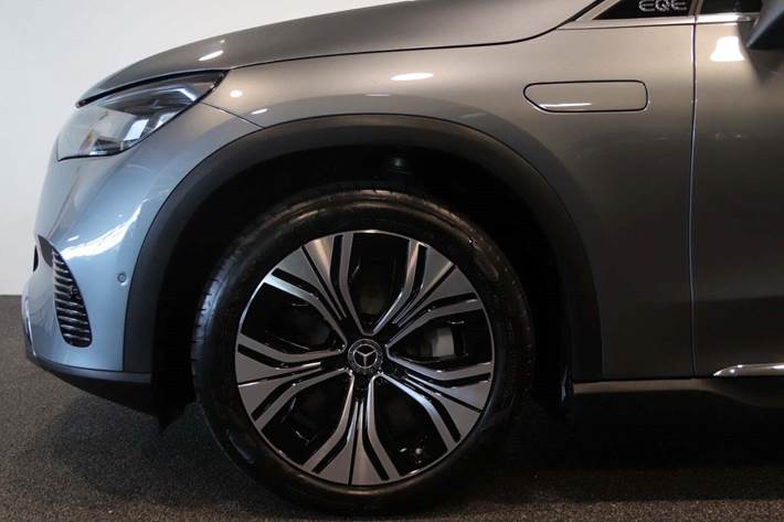 Grå Mercedes EQE300 SUV fra 2024