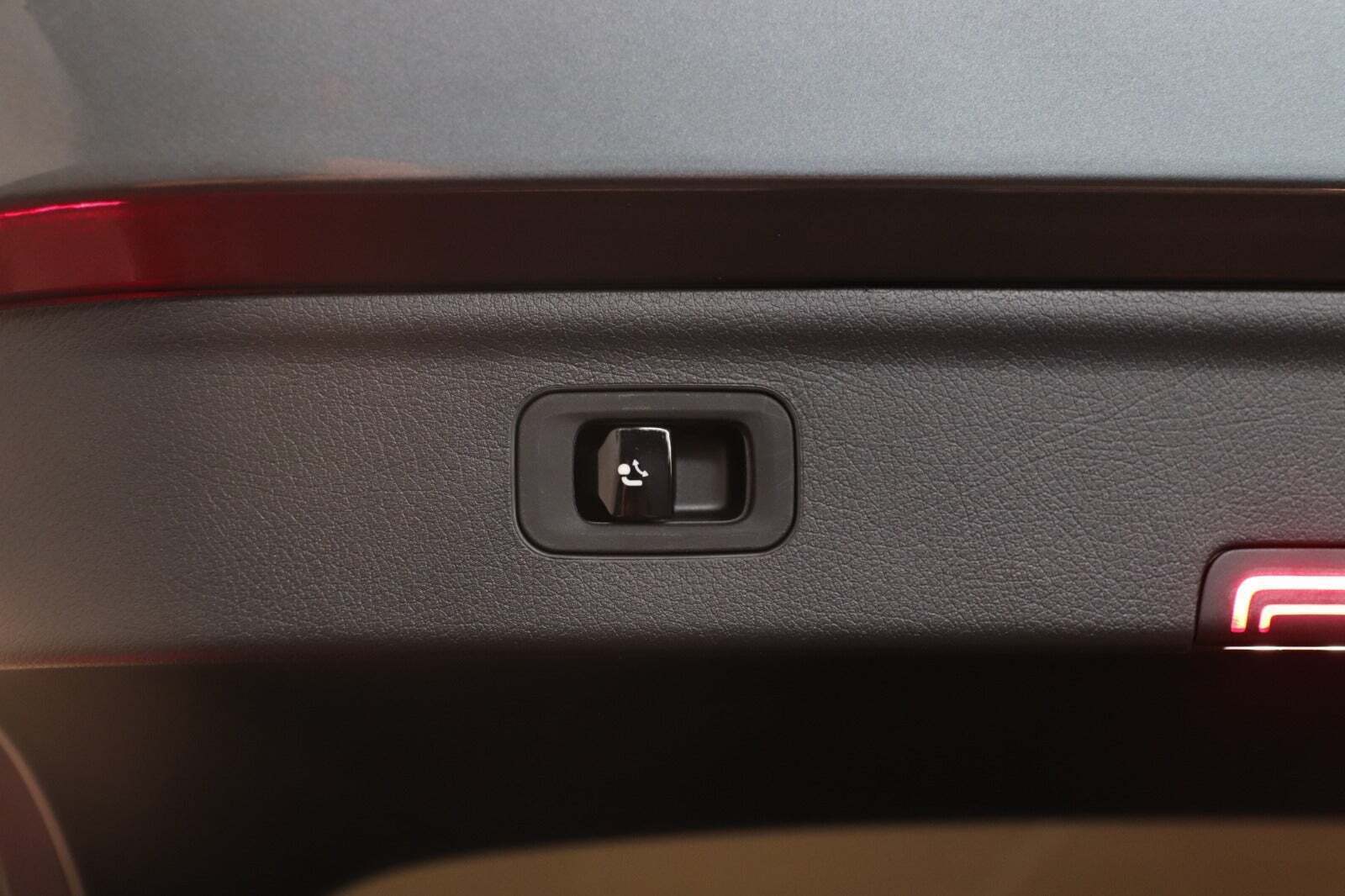 Grå Mercedes EQE300 SUV fra 2024