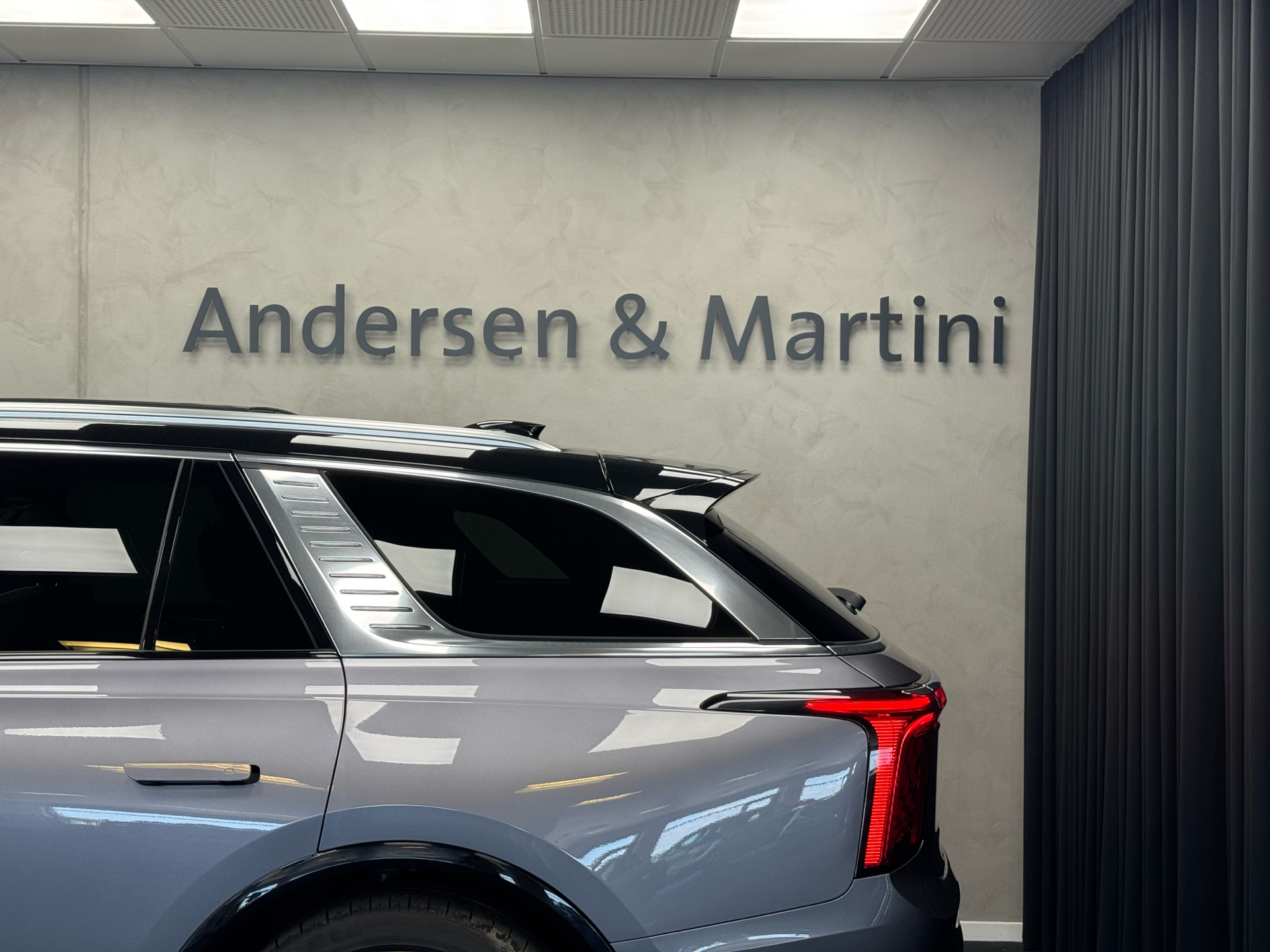 Grå Hongqi E-HS9 fra 2025