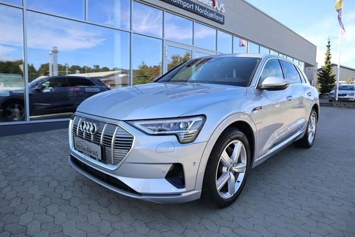 Sølv Audi e-tron fra 2022 set udefra