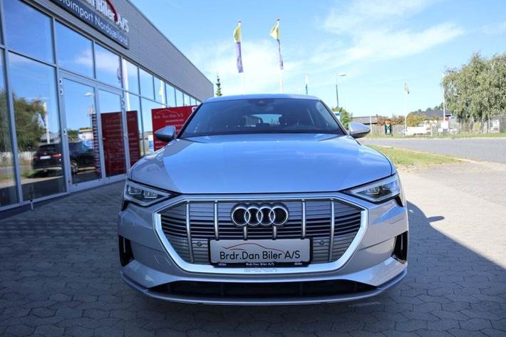 Sølv Audi e-tron fra 2022