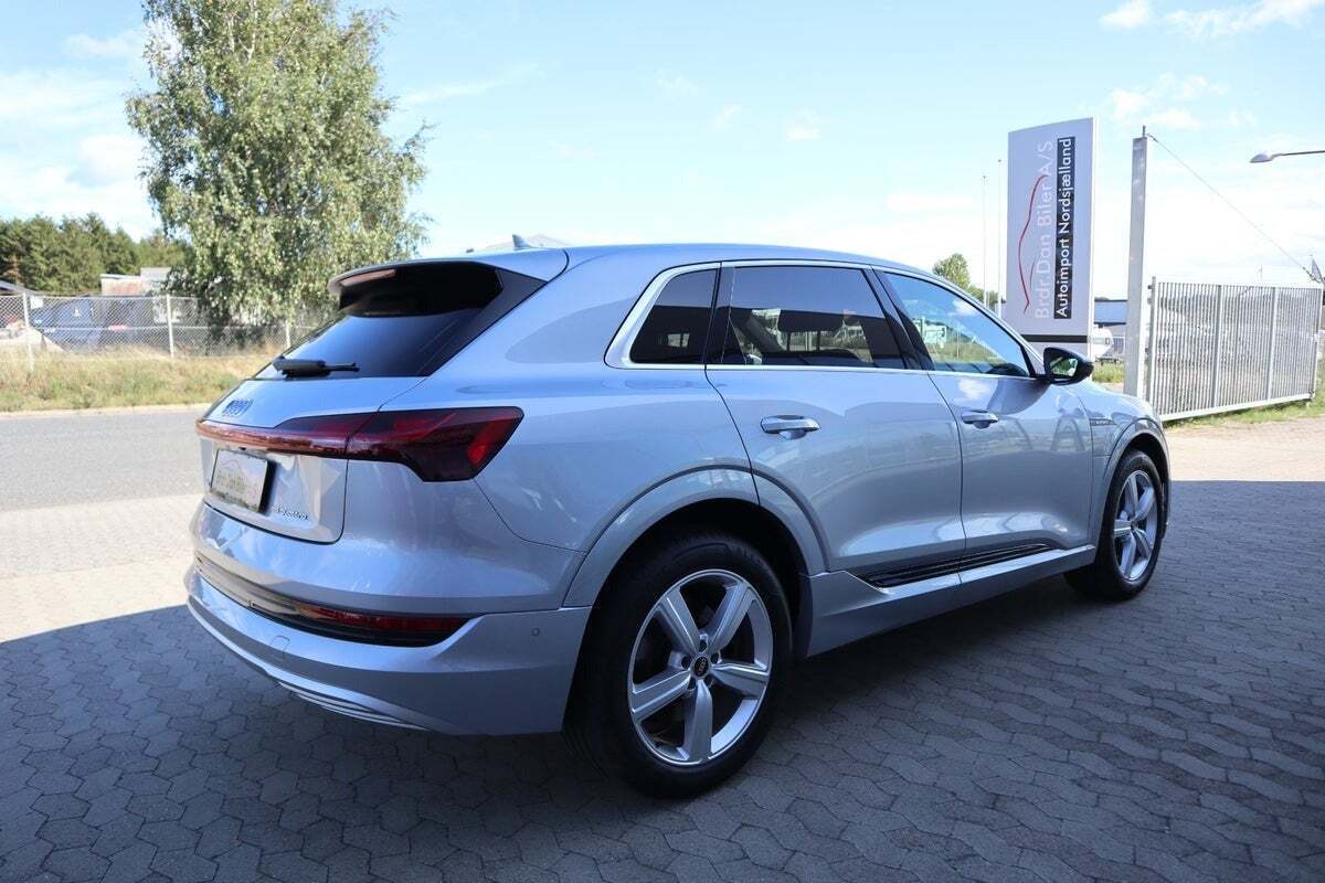 Sølv Audi e-tron fra 2022