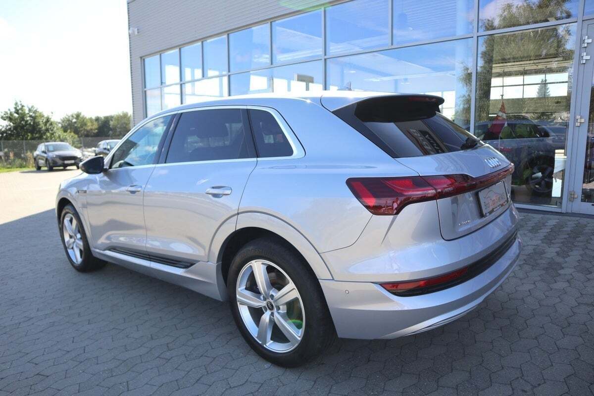 Sølv Audi e-tron fra 2022
