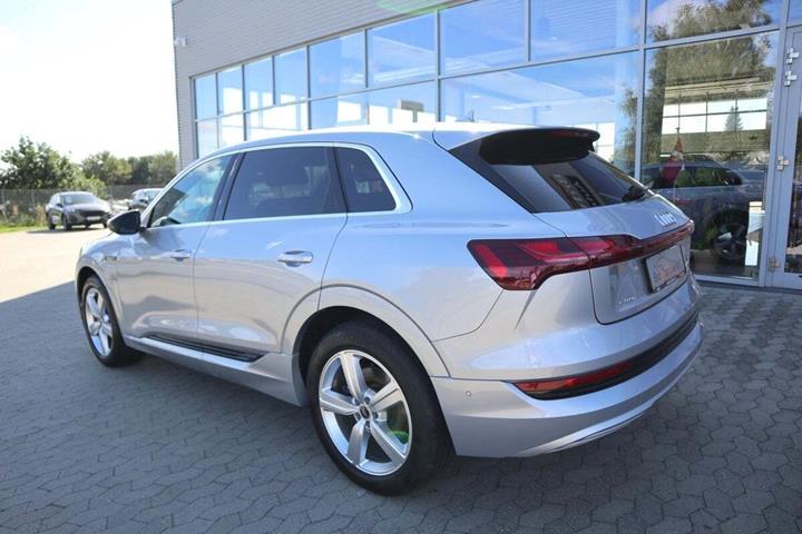 Sølv Audi e-tron fra 2022