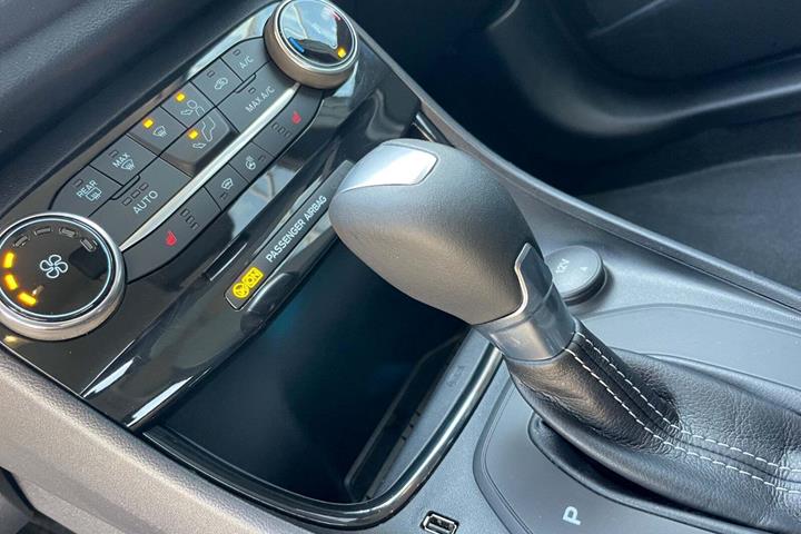 Sort Ford Puma fra 2022 set indefra
