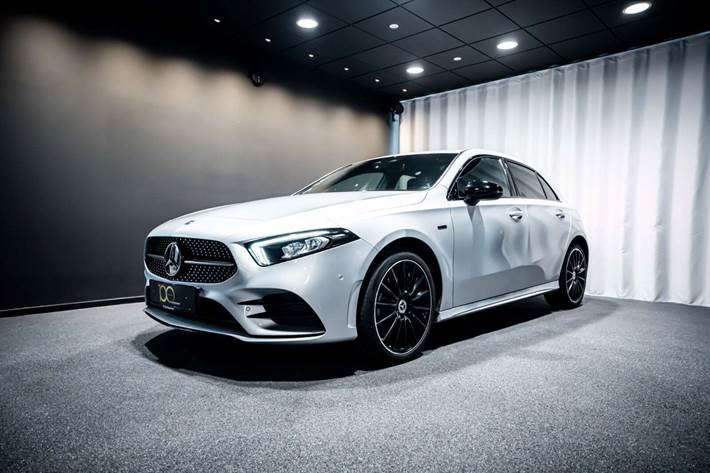 Sølv Mercedes A250 e fra 2020 set udefra