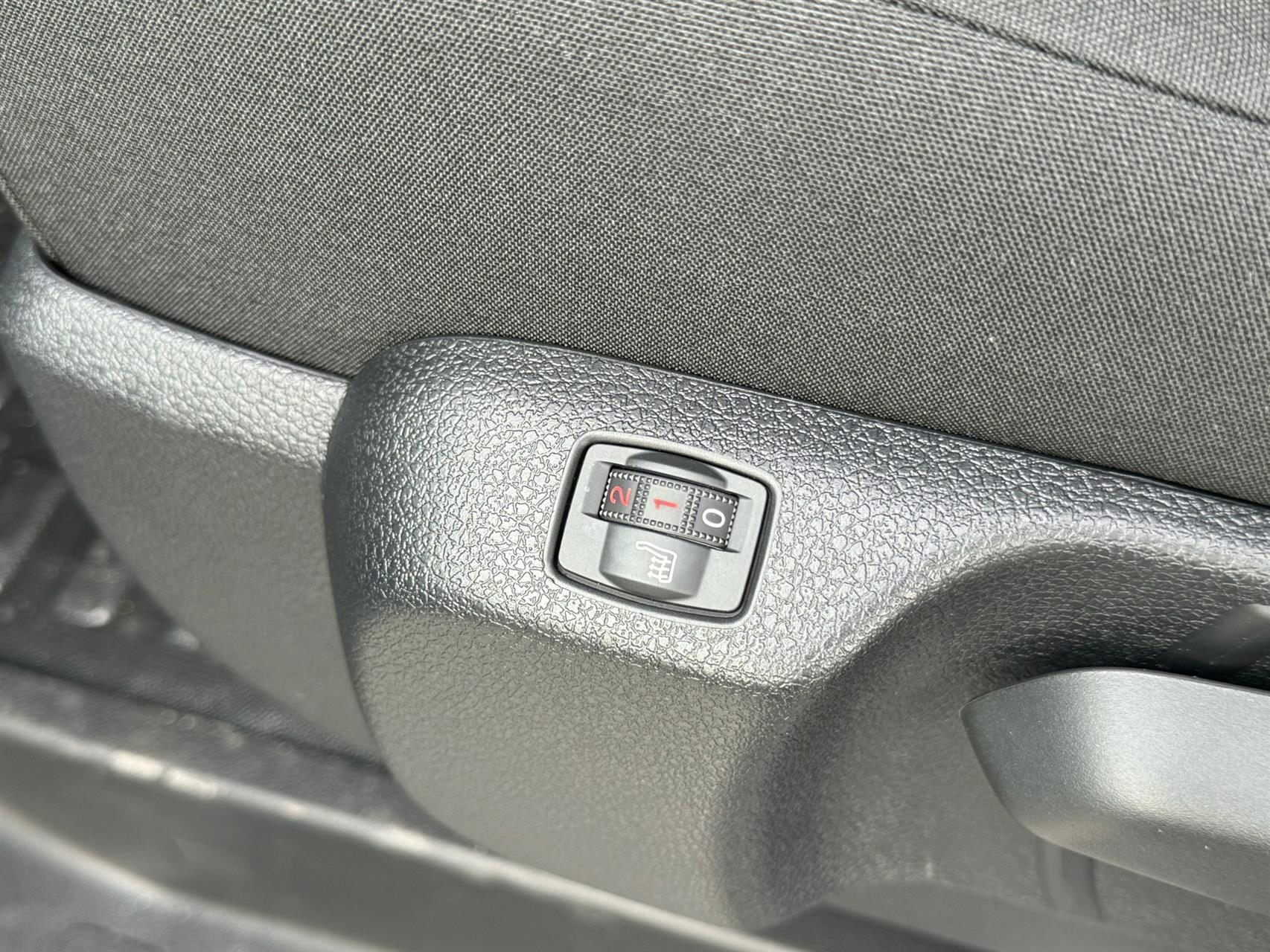 Grå Peugeot Expert fra 2025