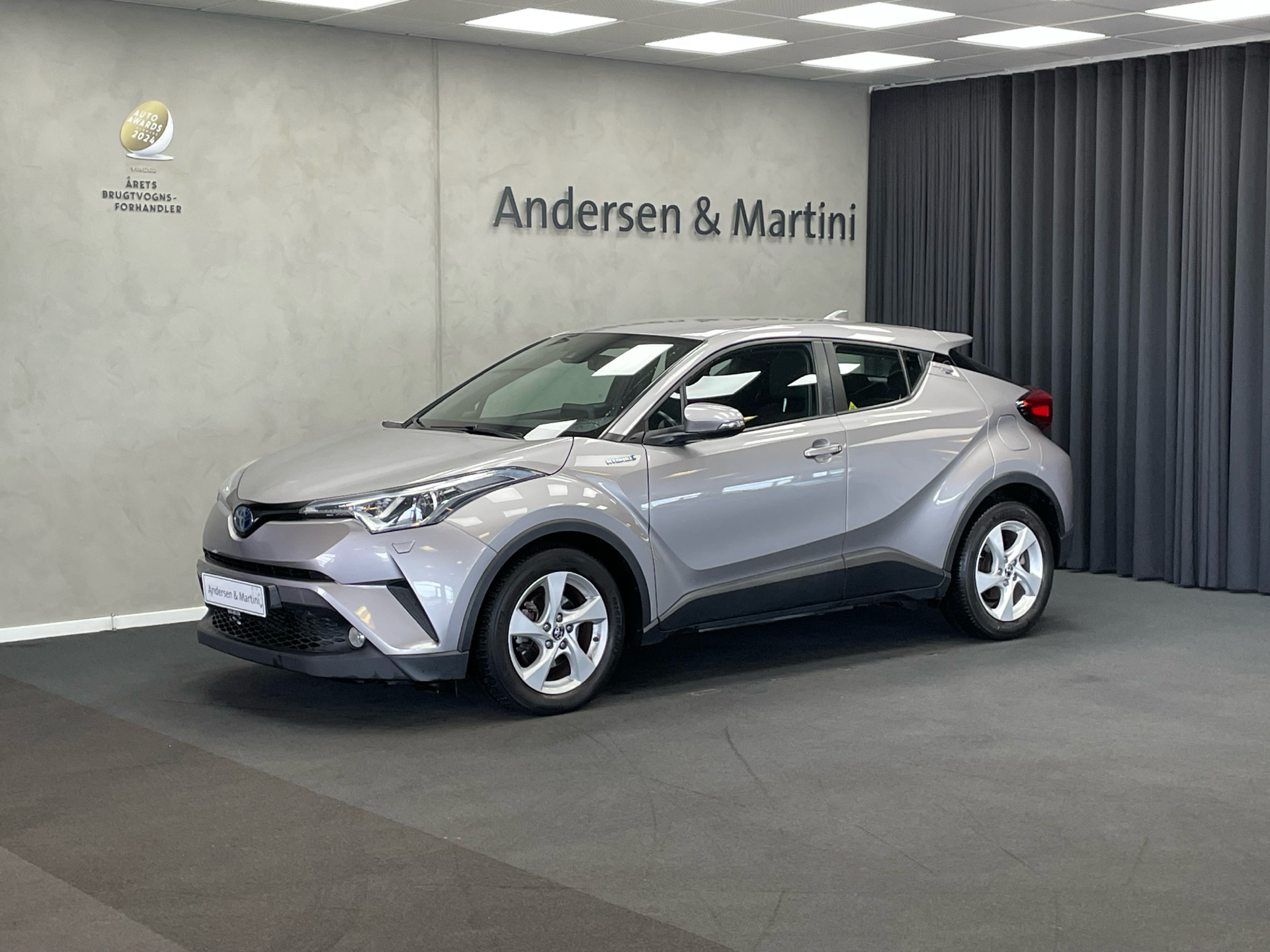 Grå Toyota C-HR fra 2018 set udefra