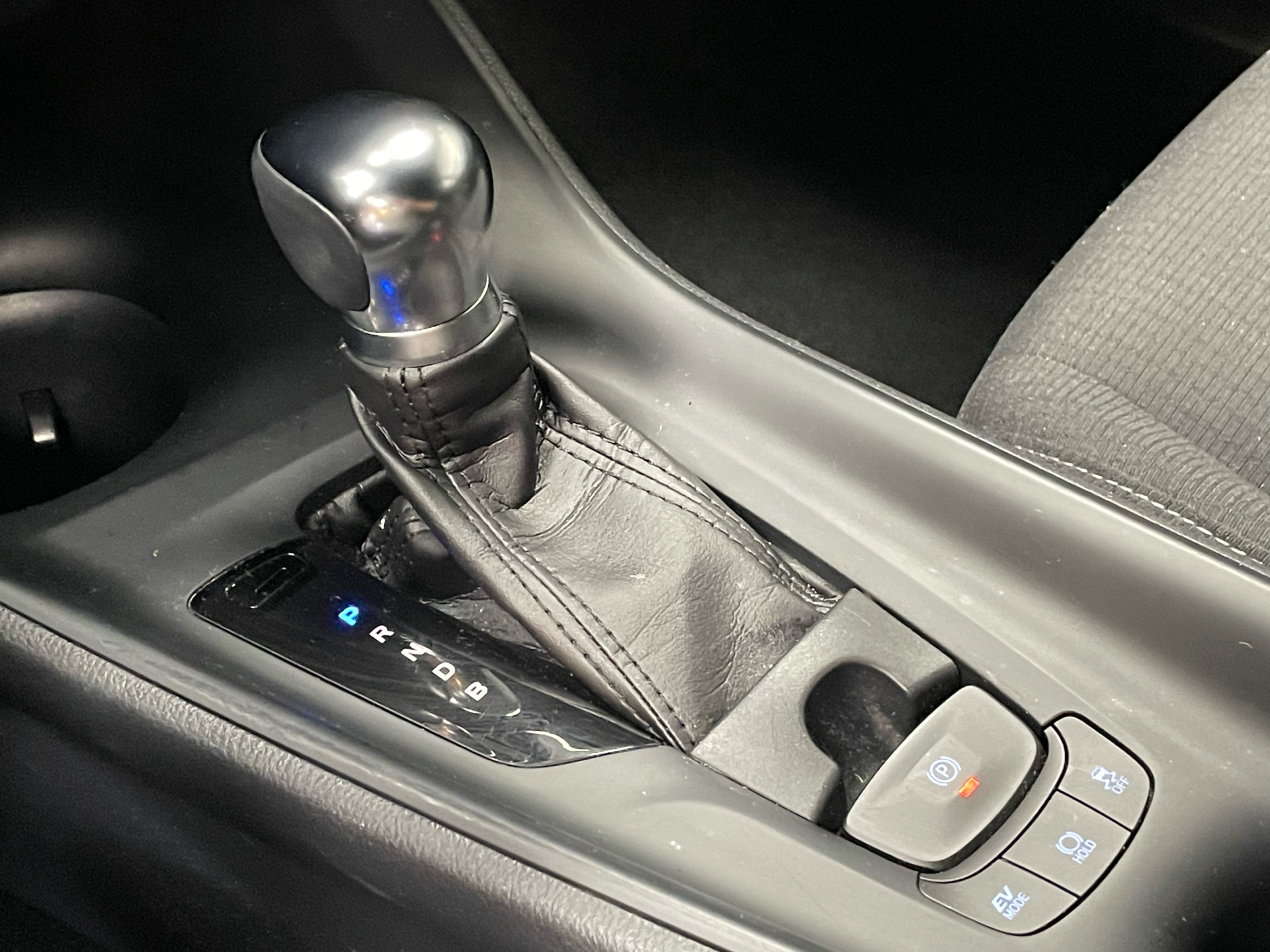 Grå Toyota C-HR fra 2018