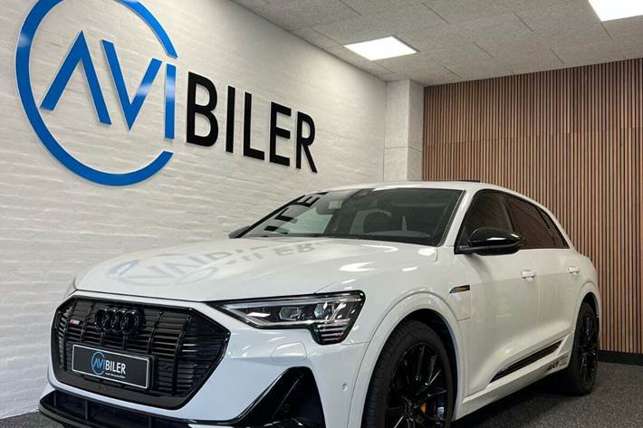 Hvid Audi e-tron fra 2022 set udefra