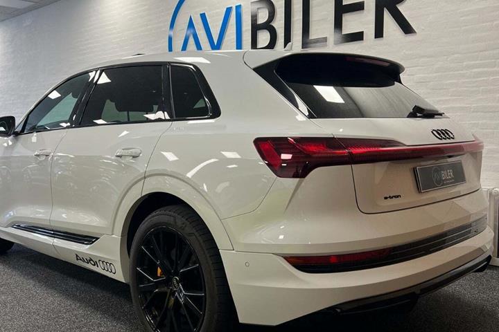 Hvid Audi e-tron fra 2022