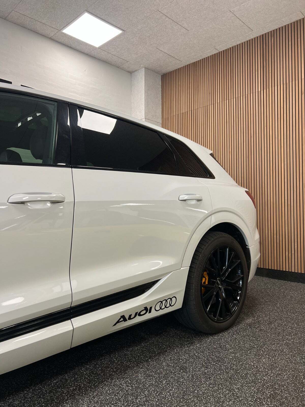 Hvid Audi e-tron fra 2022