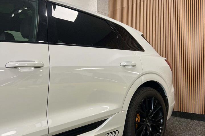 Hvid Audi e-tron fra 2022
