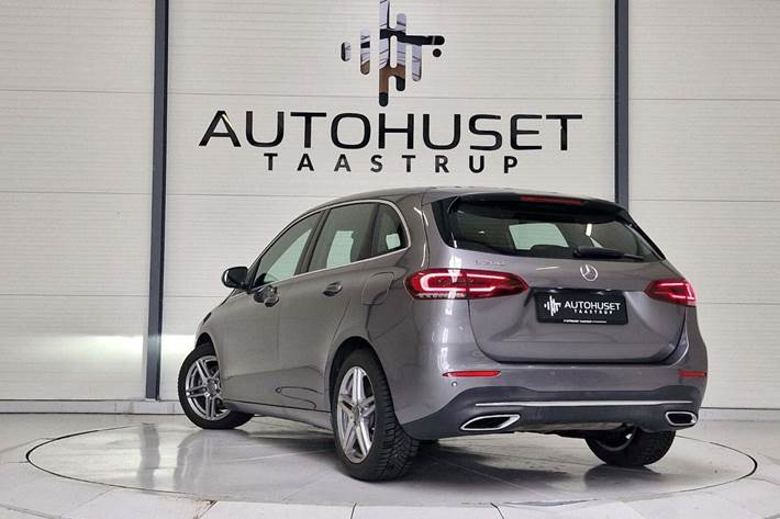 Grå Mercedes B200 fra 2020