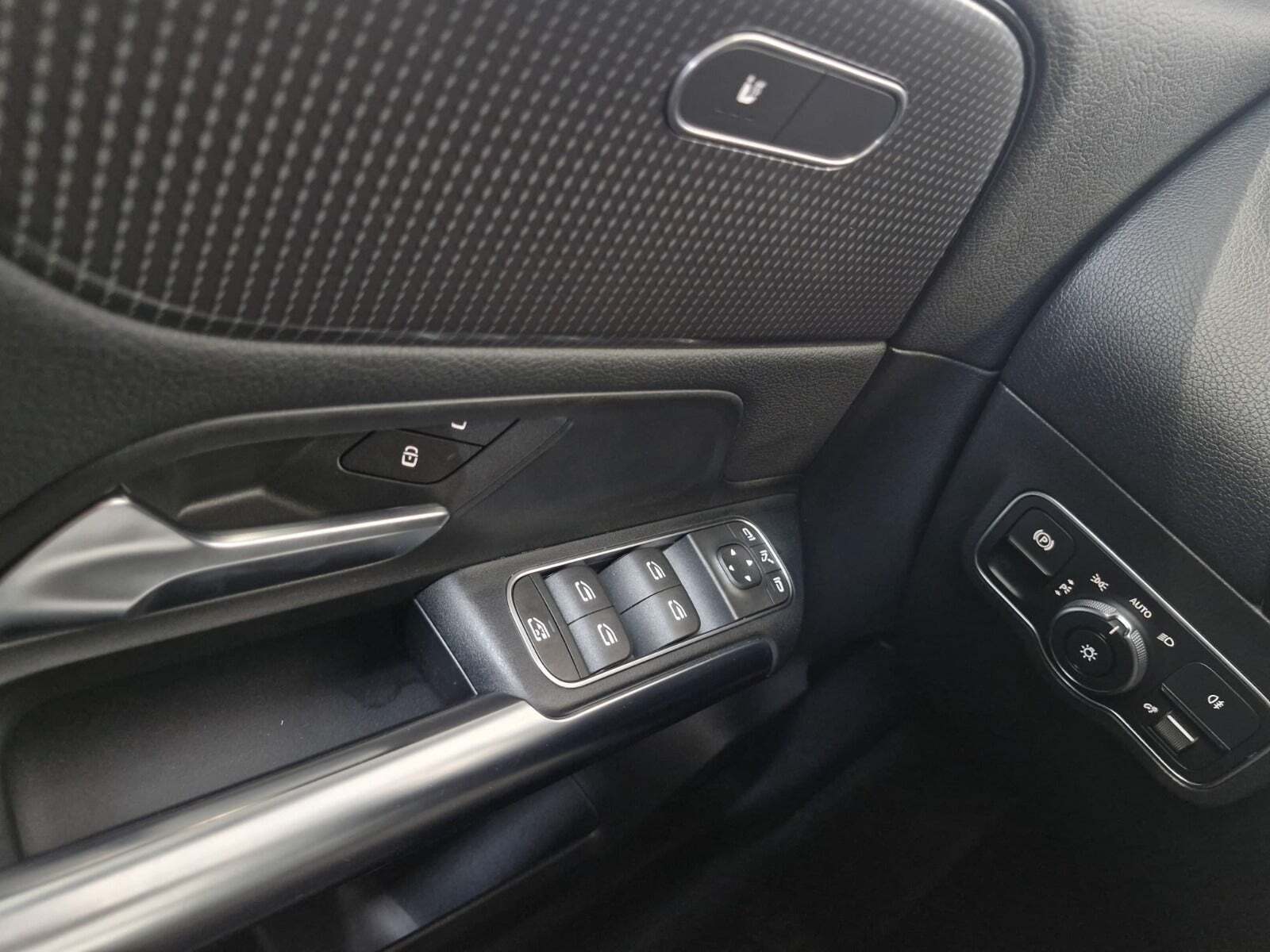 Grå Mercedes B200 fra 2020