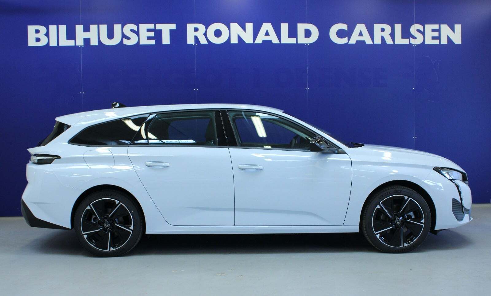 Hvid Peugeot E-308 fra 2024