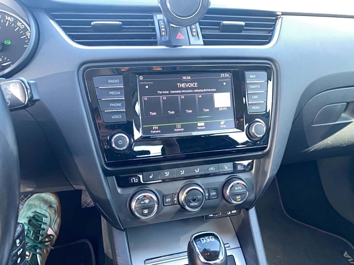 Gul Skoda Octavia fra 2016